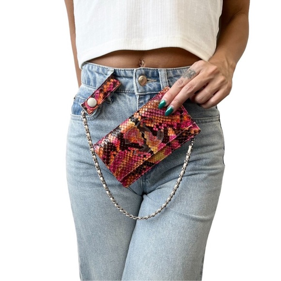 CHANEL Vintage CC Logo Chain Wallet Snap Button
Pink Orange Leather - Picture 2 of 15